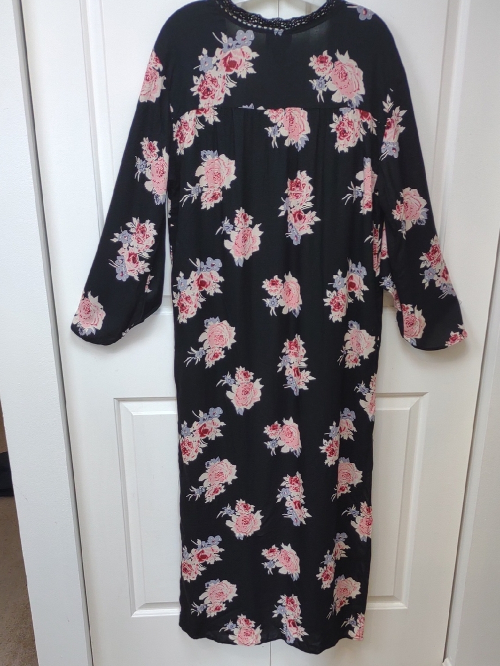 Angie Women's Maxi Black Floral Duster Kimono Open Front Crochet Trim NWT - Picture 11 of 13